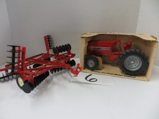 IH Row Crop Tractor w/disc w/wings w/box