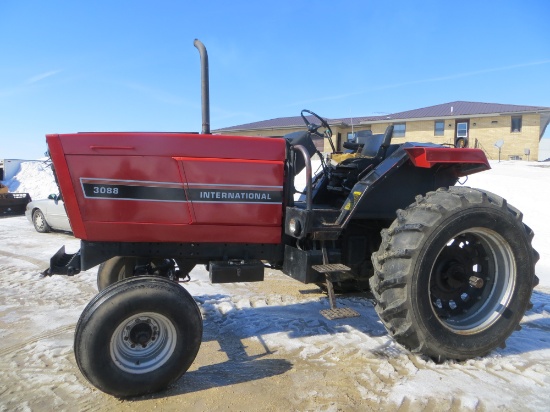 84' IH 3088 tractor