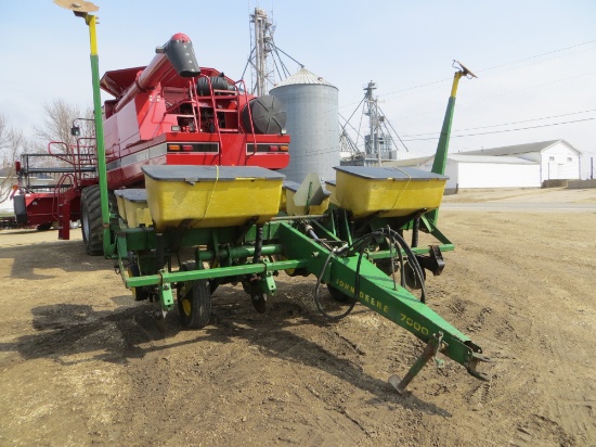 JD 7000 corn planter