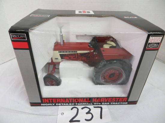 Farmall IH 504 gas w/wf & fenders, Highly Detailed, Spec Cast