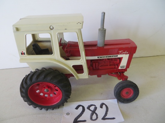 Ertl	International 1066 Hiniker cab