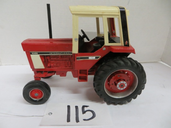 Ertl	International 1086 Custom Tractor