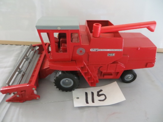 Massey Ferguson 760 combine w/grain head n/b