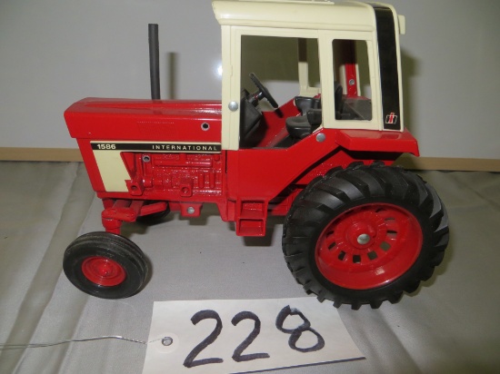 Ertl IH 1586