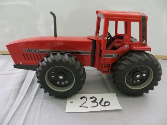 Ertl IH 7488 2+2  w/red interior