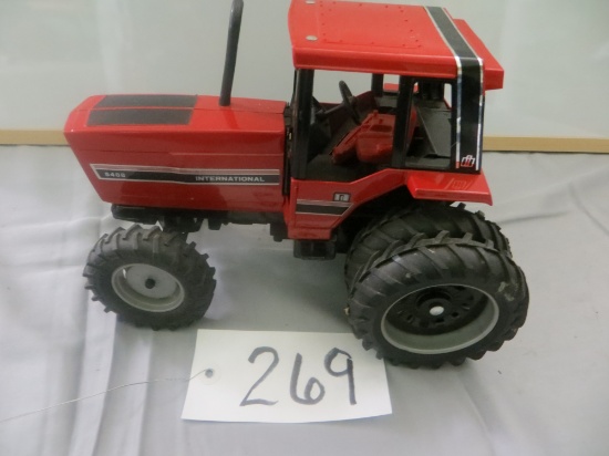 Ertl IH 5488  w/MFWD & duals  n/b