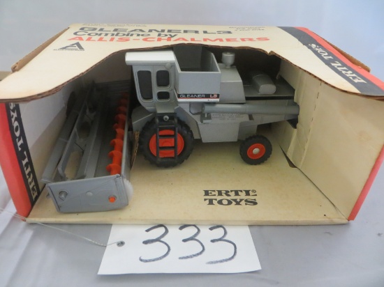 Ertl Gleaner L3 Combine by Allis Chalmers  1/32"