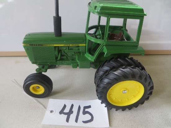 Ertl	JD 4440 w/duals