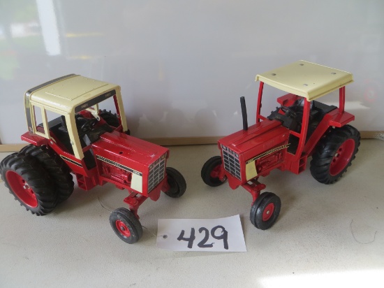 Ertl	2 IH tractors 1586 w/cab & duals & 886 w/cab