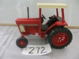 Ertl IH 886 w/cab  n/b
