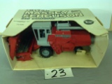 Massey Ferguson 850  combine w/heads 		Ertl