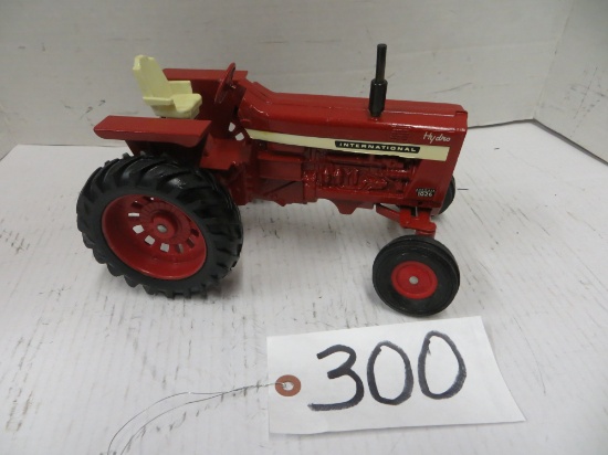 Ertl	IH Farmall 1026 Hydro tractor repaint
