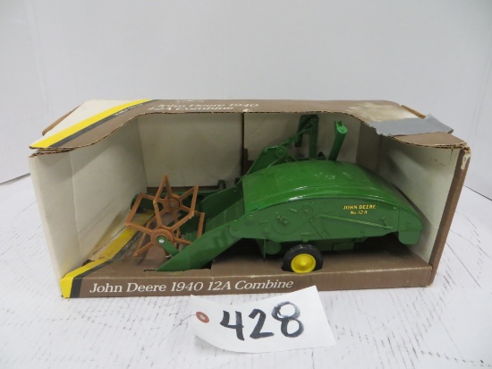 Ertl	JD 1940 12A combine