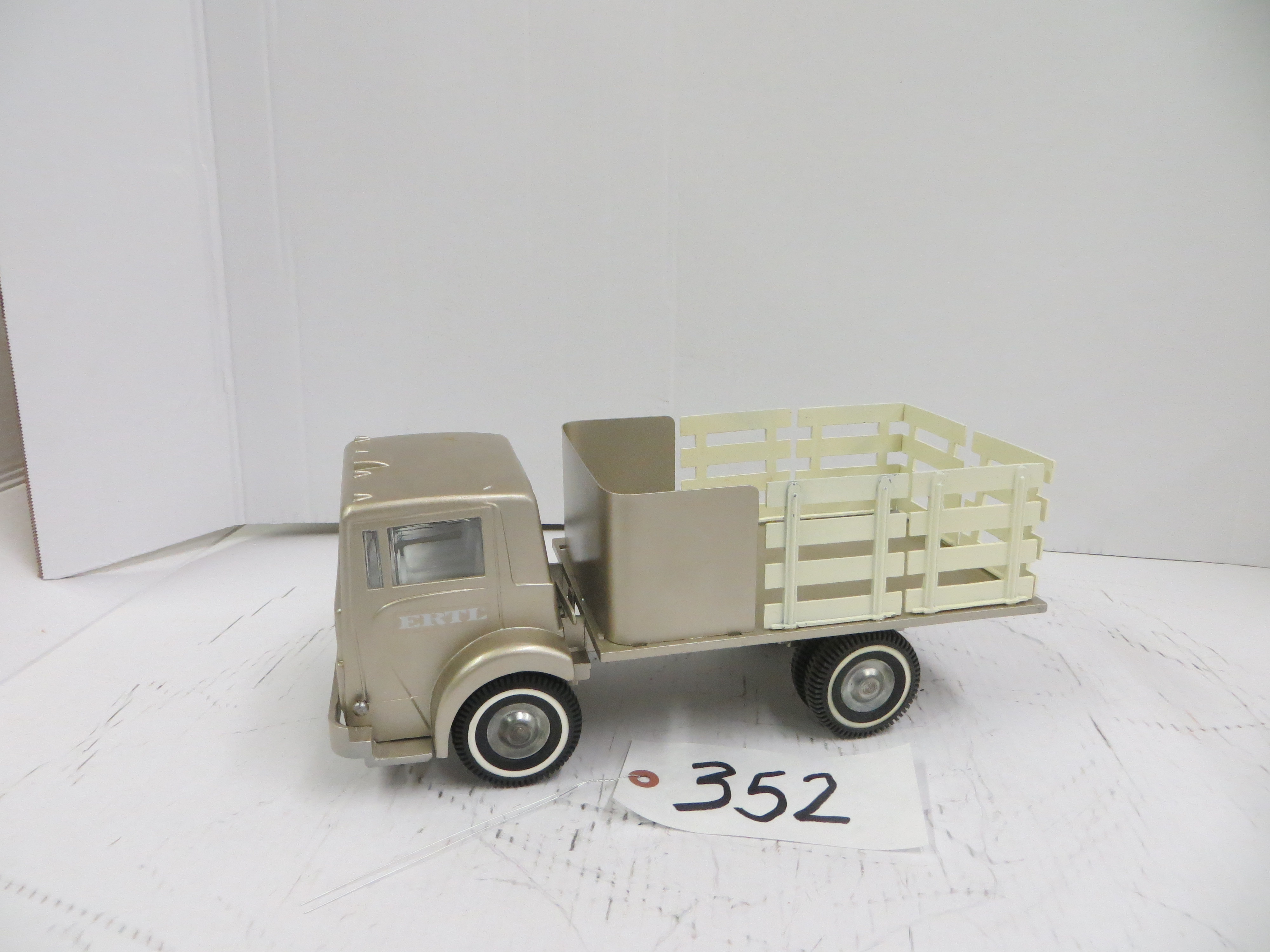 コカコーラ 設置デリバリートラック 1957カメオ Stake ERTL 【公式通販】