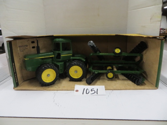 Ertl	JD FWD w/duals w/black gang w/disk  wrong box