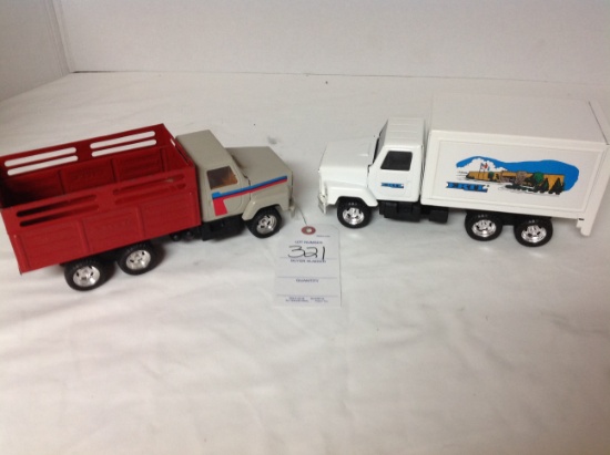 International 1 with livestock box & 1 moving truck   1/32 scale