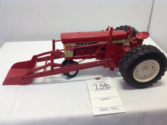 Farmall 560 w/ duals/nf and loader