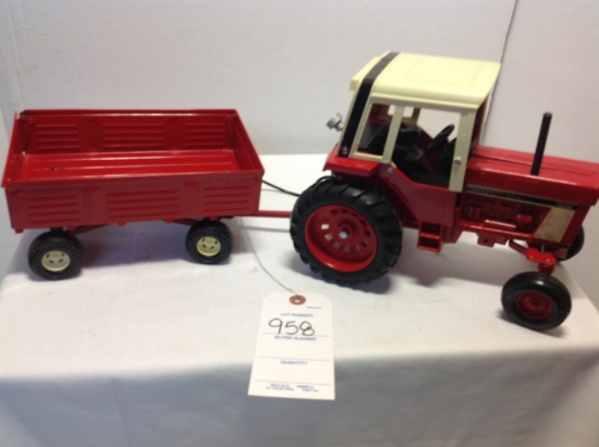 IH 1586 w/wagon
