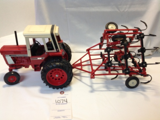 IH 1586 w/duals, field cultivator   1/16 Scale