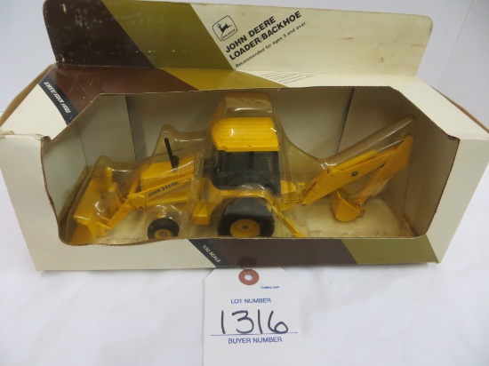 John Deere Loader/Backhoe  1/32 Scale