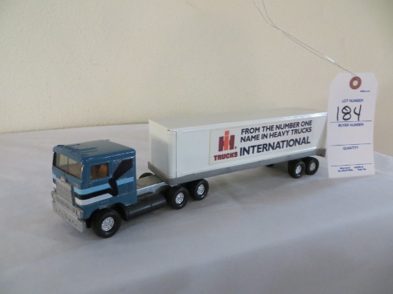 I H truckis International Semi and trailer