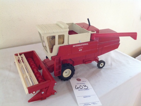 International 915 Combine