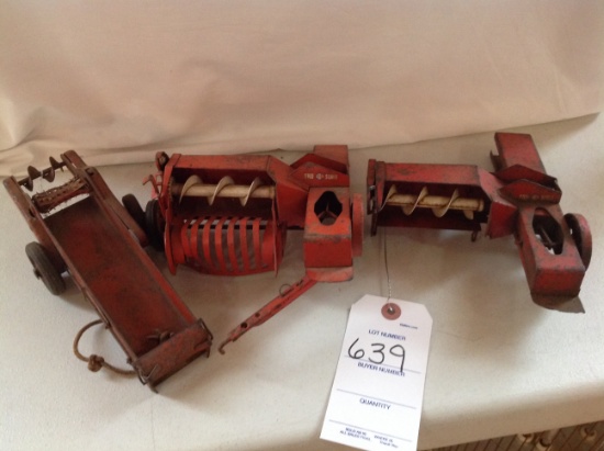 Tru Scale 1 spreader and 2 balers, Played with Condition