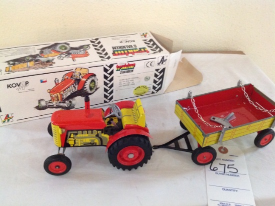 Traktor S Valnikem Wind up tractor and wagon with key with box