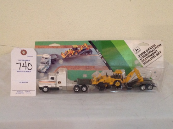 John Deere Construction Equipment Hauling Set 5574 -packaging has damage