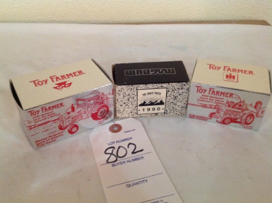 1999 and 2000 National Farm toy Show Collector's edition tractors and a 199