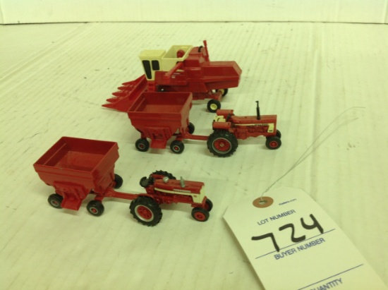 International Combine with 2 tractors and 2 gravity boxes