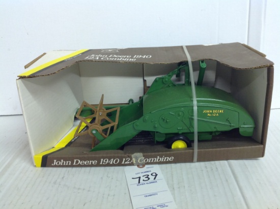 John Deere 1940 12A Combine