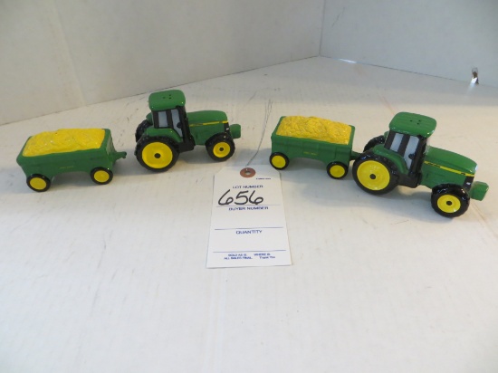 John Deere 4 pieces, salt and pepper shakers