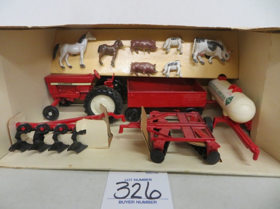 IH Farm Set w/tractor implements & animals