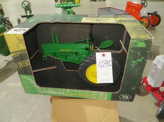 John Deere 1939 Model "B" Tractor 1/8 scale, signed the box & tractor