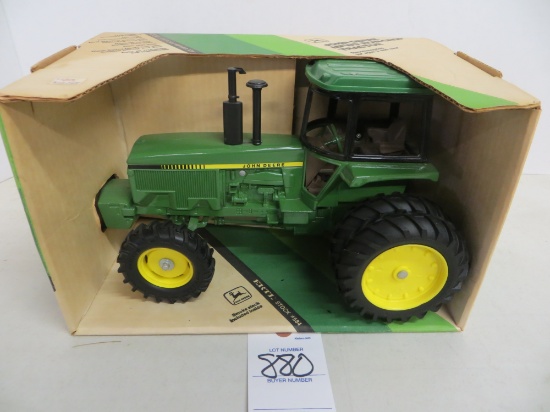 John Deere MFWD Row Crop Tractor, mint