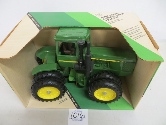 John Deere 4-Wheel Drive , mint tractor