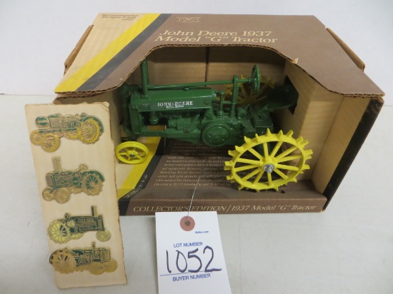 John Deere 1932 Model G w/4 vintage pins