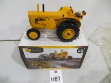 John Deere 820 Industrial Diesel tractor, Two-Cylinder Club Ertl 1/16 2006