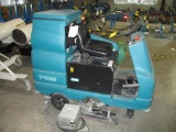 TENNANT MDL 7100 DRIVE-AROUND FLOOR SCRUBBER (NEEDS WORK)