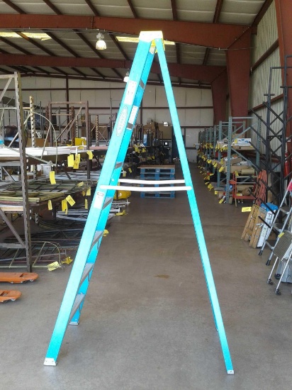 WARNER 8' FIBERGLASS LADDER
