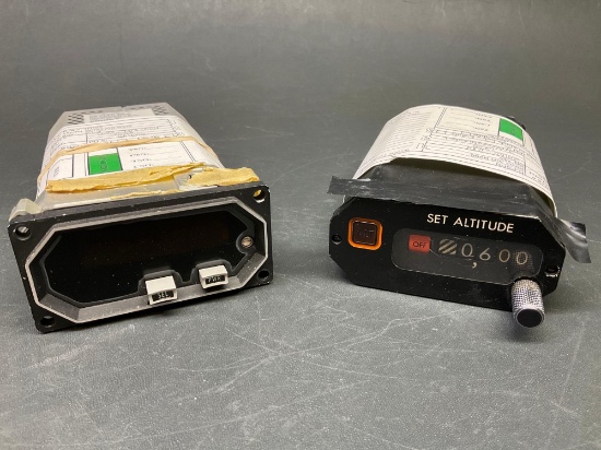 COLLINS IND-42C DME INDICATOR 622-7318-004 (A/R) & TN540 ALTITUDE ALERTER 25100-084 (A/R)