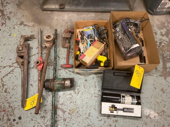 (LOT) SOLDERING GUN, PIPE WRENCH, PIPE THREADER & SPECIALTY TOOLS