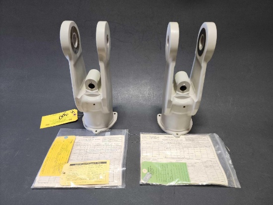 MAIN ROTOR GRIPS 206-010-102-121 & -121A (159 & 173 HRS REMAINING)