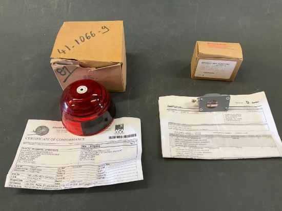 (LOT) NEW EMERGENCY FLOOD LIGHT 30-1767-1 AND BEACON GLOBE 41-1066-9 (SMALL CRACK)