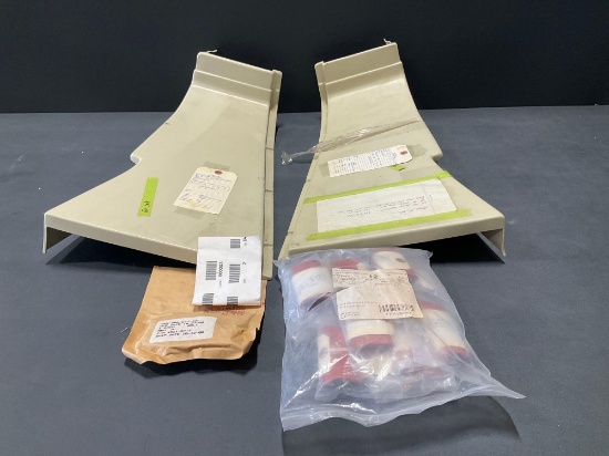 (LOT) NEW BOLT 222-366-647-101, FIRESEAL 222-060-078-103 & INTERIOR PLASTIC