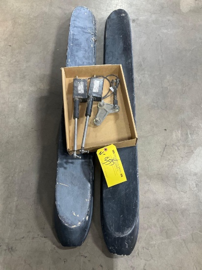 (LOT) ACTUATORS & STEPS (1 IS DAMAGED)