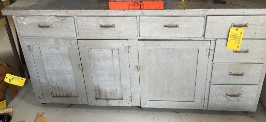 (LOT) WORK BENCH ON ROLLERS 72"L X 28"W X 35"H, TABLE AND DESK (LOCAL PICK UP ONLY/DOES NOT INCLUDE