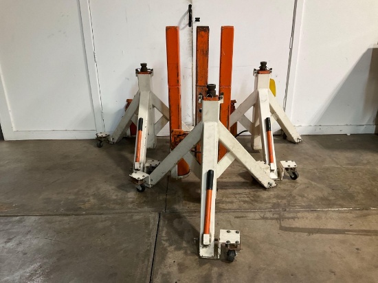 AIRBORNE 32", 5 TON AIRCRAFT JACKS, 10-009F WITH EXTENSIONS (1 NEEDS HOSE REPAIRED)