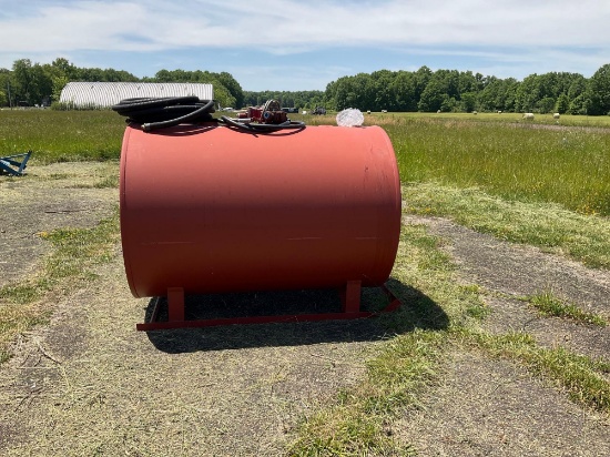 520 GALLON SINGLE WALL STEEL FUEL TANK WITH PUMP (NEEDS WORK) & HOSE